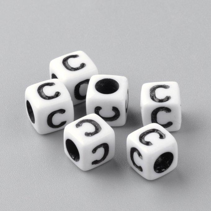 Perle alphabet en acrylique opaque  cube  noir /blanc   lettre C
