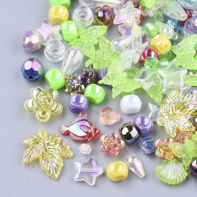 Perles et pendentifs en acrylique ,mélange de formes et de couleurs  ,formes diverses (50g) A4