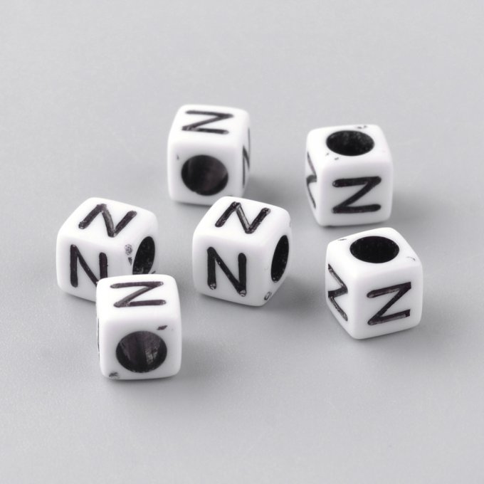 Perle alphabet en acrylique opaque  cube  noir /blanc   lettre N
