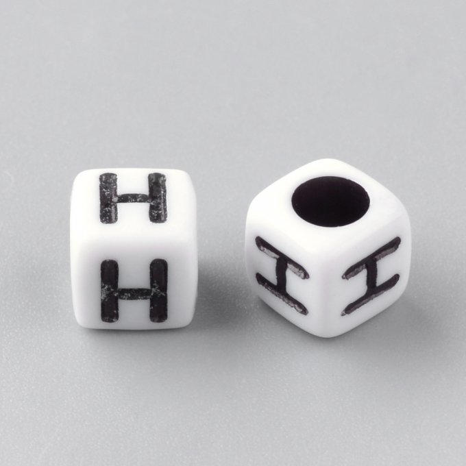Perle alphabet en acrylique opaque  cube  noir /blanc   lettre H