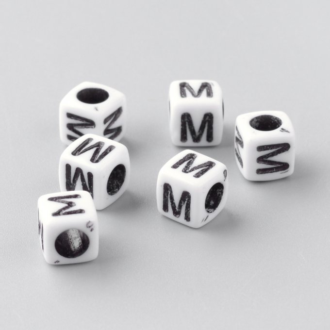 Perle alphabet en acrylique opaque  cube  noir /blanc   lettre M