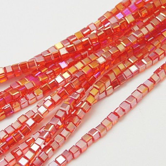 Perles verre  cubique à facettes ,  4x4x4mm (env 100 perles)  reflets arc en ciel ,rouge AB 