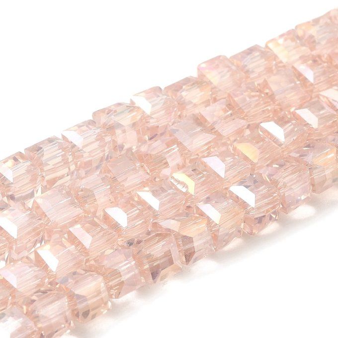 Perles verre  cubique à facettes ,  4x4x4mm (env 100 perles)  reflets arc en ciel ,rose AB  