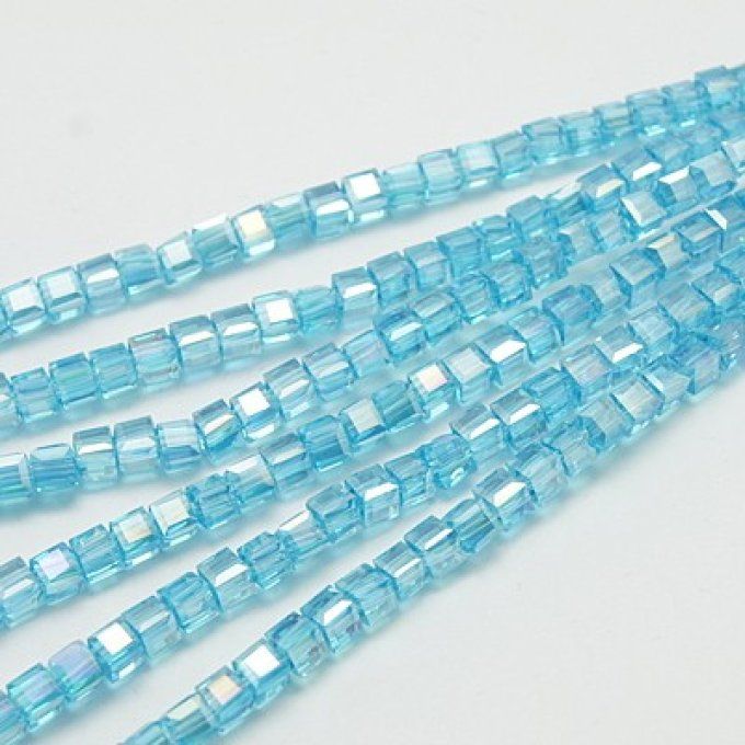 Perles verre  cubique à facettes ,  4x4x4mm (env 100 perles)  reflets arc en ciel ,bleu ciel AB