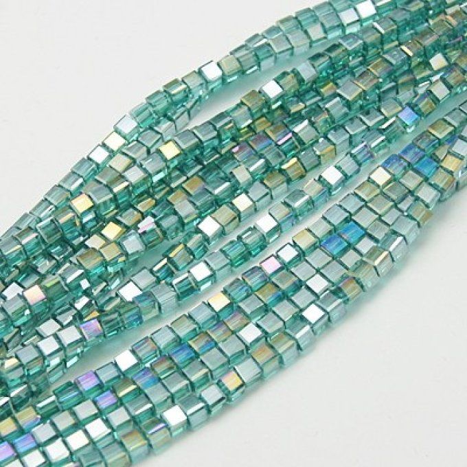 Perles verre  cubique à facettes ,  4x4x4mm (env 100 perles)  reflets arc en ciel ,turquoise AB 