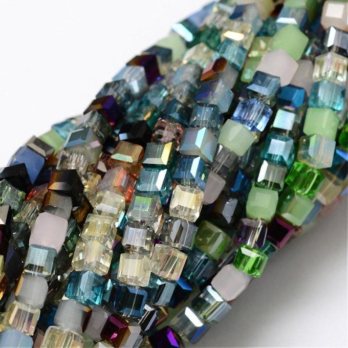 Perles verre  cubique à facettes,  4x4x4mm (env 90 perles)  mélange de couleurs