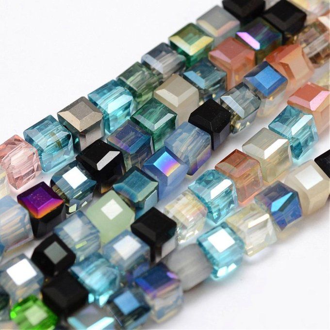 Perles verre  cubique à facettes,  4x4x4mm (env 90 perles)  mélange de couleurs