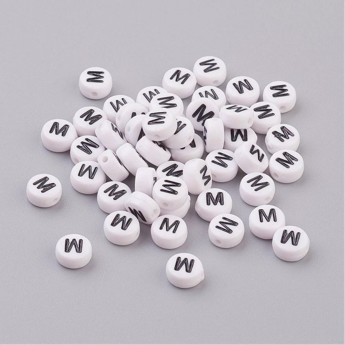Perle alphabet en acrylique opaque  rond plat  noir /blanc lettre M