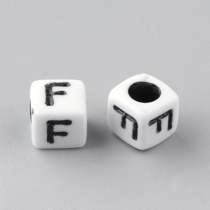 Perle alphabet en acrylique opaque  cube  noir /blanc   lettre  F