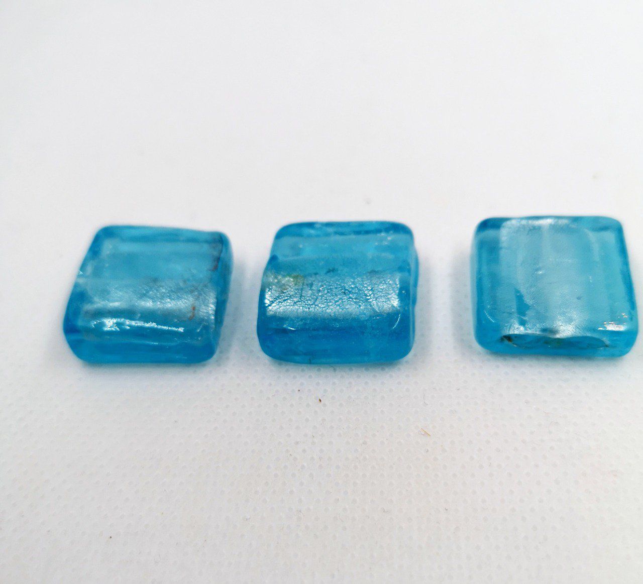 Perle de verre avec feuille d'argent 20x20x6mm couleur bleue ciel