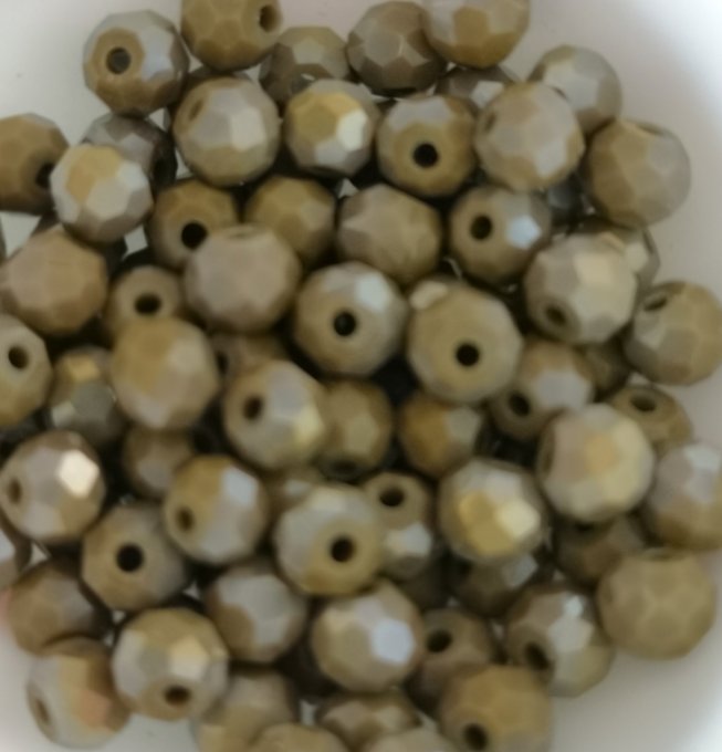 Perles en verre facettées ronde 4mm imitation jade couleur kaki (env 100)