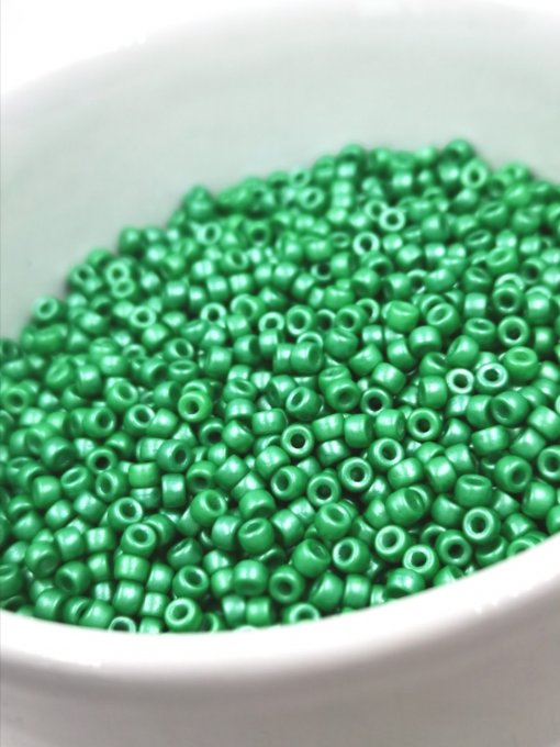 Perles de rocaille Matubo  8/0  3.1x2.10mm Pearl shine light green (x10g)