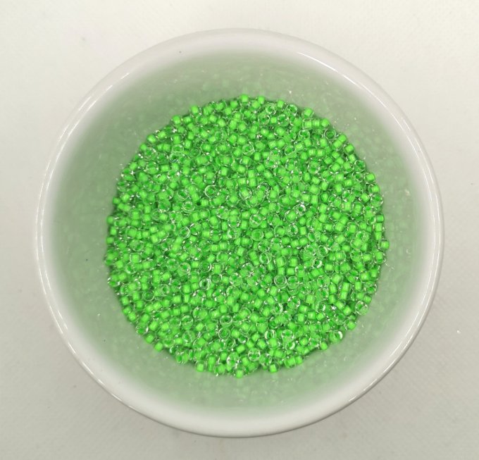 Perles de rocaille Matubo  8/0  3.1x2.10mm Crystal green neon lined (x10g)