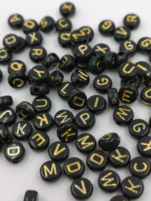 Perles alphabet en acrylique opaque  rond plat  or /noir (50g/environ 370 perles)