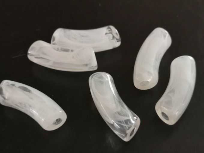 Perle acrylique transparente en forme de tube incurvé  34x11.5x13mm  couleur blanc