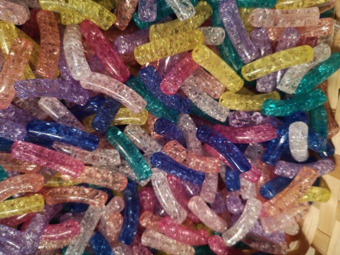 Perles en acrylique transp craquelées en forme de tube incurvé 32x8x10mm (x50) 