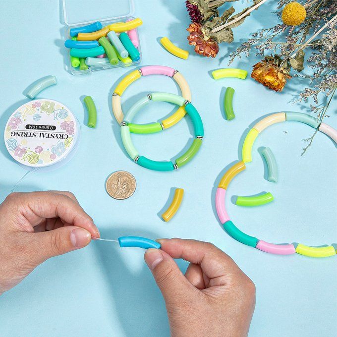 Mélange de perles en acrylique  ,en forme de tubes courbés ,mélanges de couleurs  .