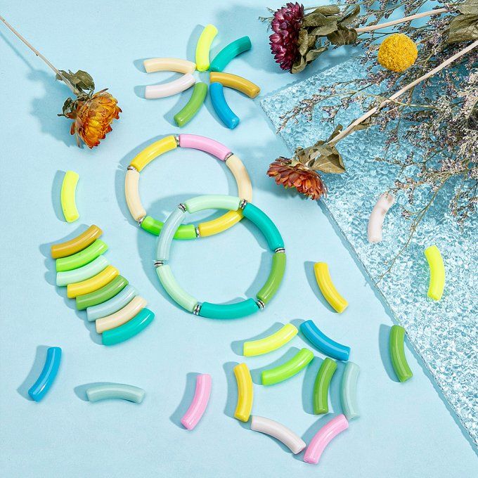 Mélange de perles en acrylique  ,en forme de tubes courbés ,mélanges de couleurs  .