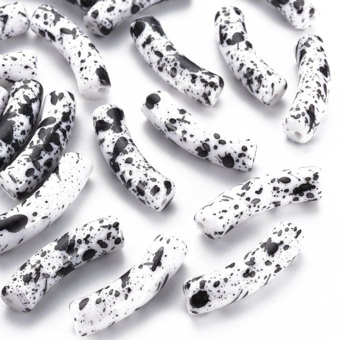 Perle en acrylique opaque en forme de tube incurvé 32x10x8mm motifs peints, noir sur blanc