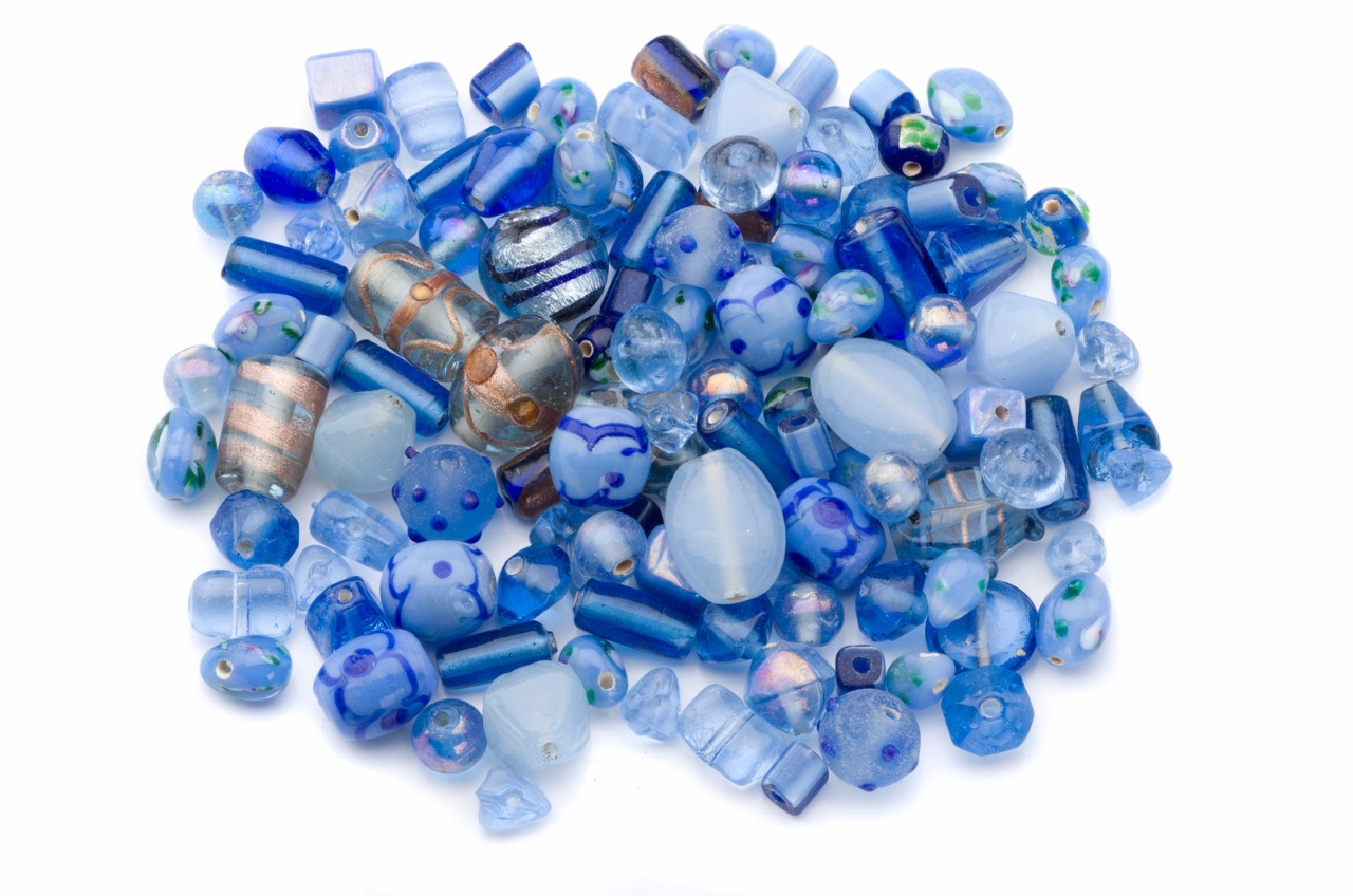 Mélange de moyennes perles de verre  avec motifs et unies bleu (50g)