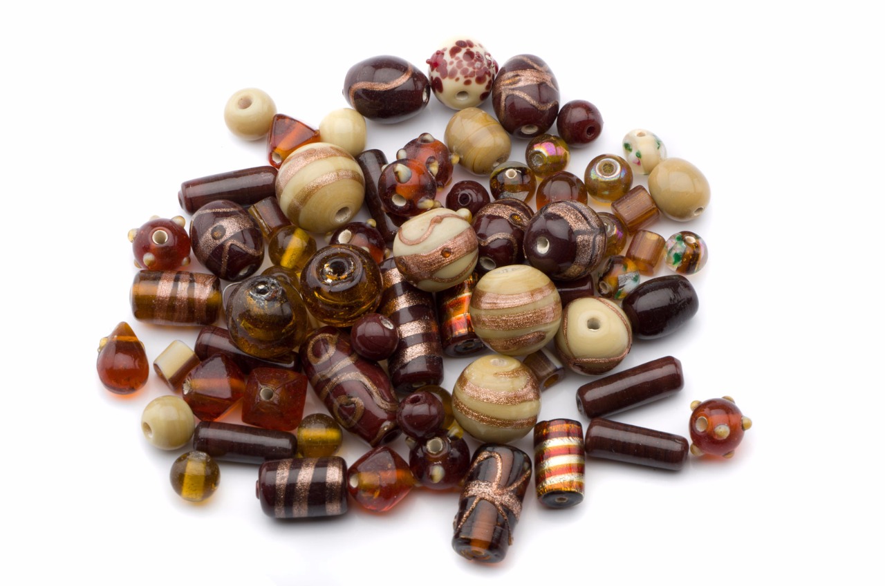 Mélange de moyennes perles de verre  avec motifs et unies marron et beige (50g)