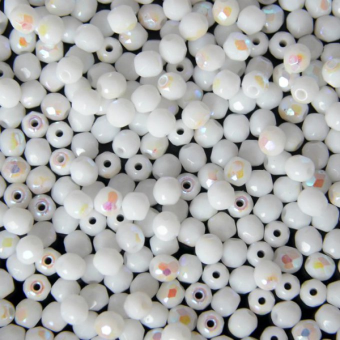 Preciosa 50 perles facettées  rondes 3x3mm Opaque white AB