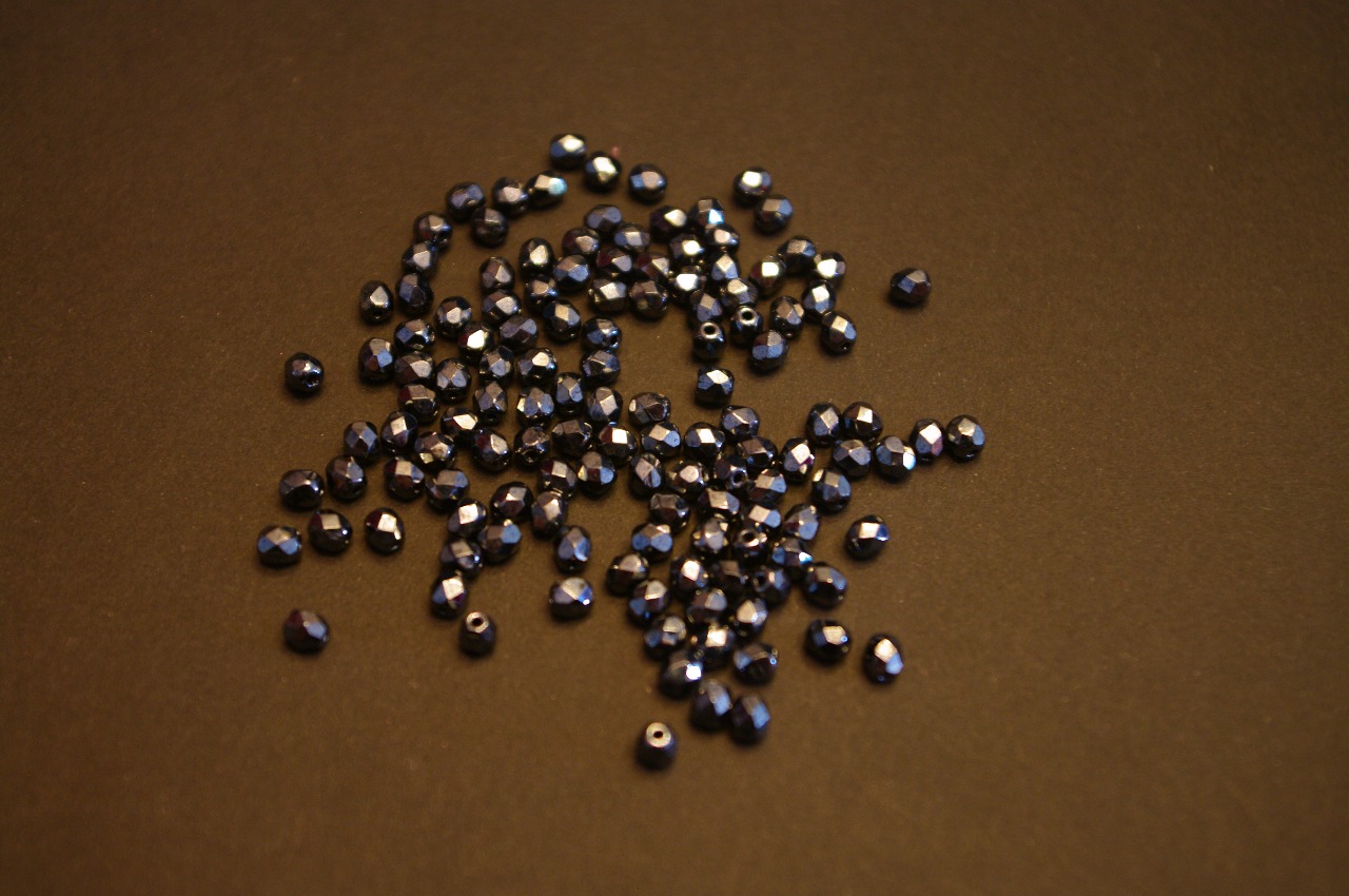 Preciosa 50 perles facettées 4x4mm  jet black