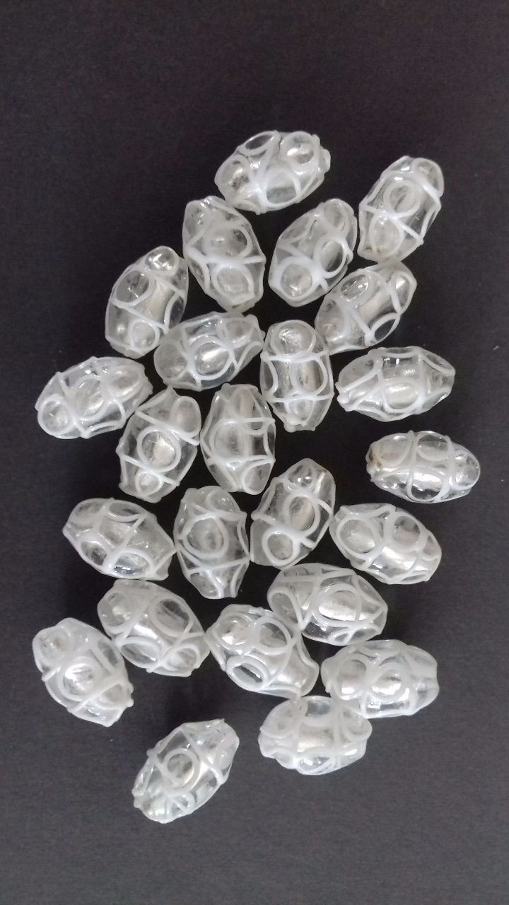Perle de verre lampwork ,ovale, blanche