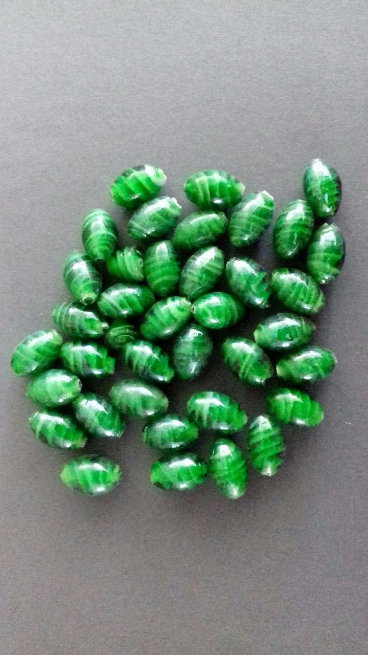 Perle de verre lampwork ,ovale ,vert foncé